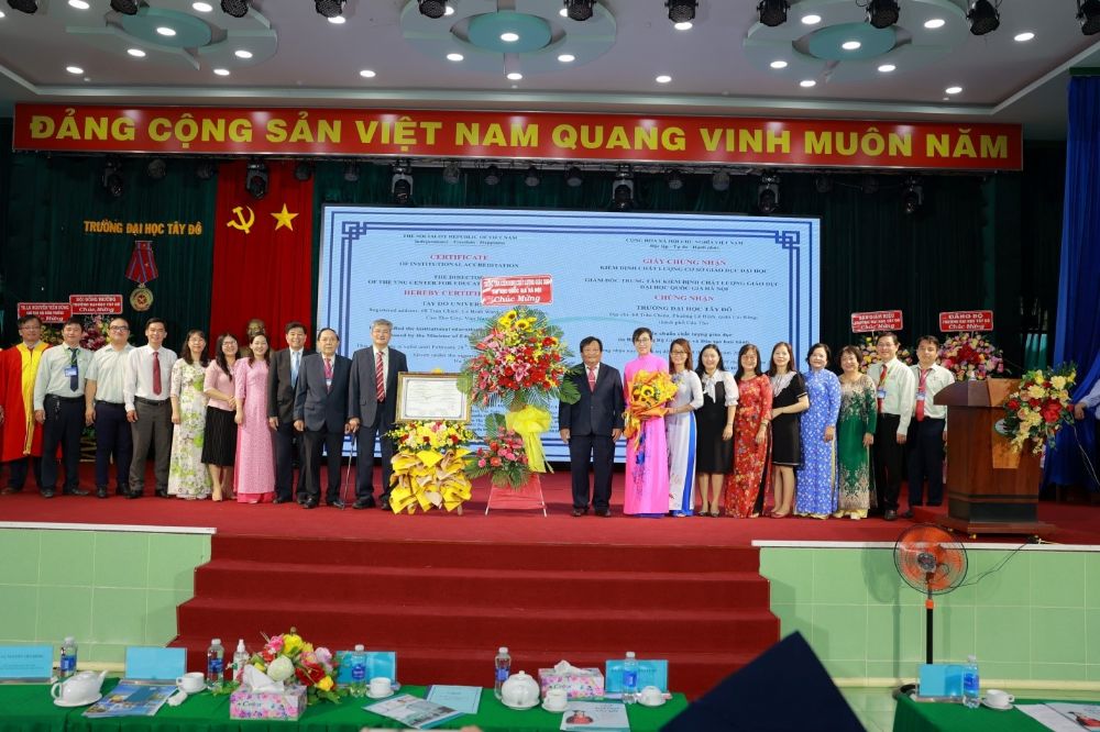 Trao giấy chứng nhận kiểm định chất lượng cơ sở giáo dục chu kỳ 2 Trường Đại học Tây Đô